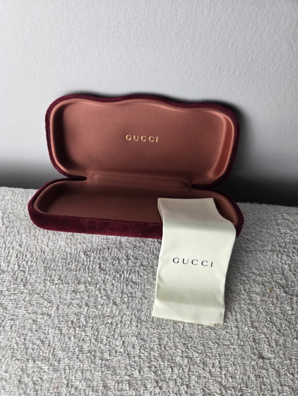 GUCCI Luxury Velvet Sunglasses / Eyeglass Case & Cleaning Cloth